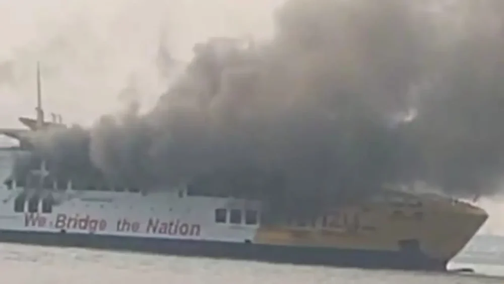 KMP Batumandi mengeluarkan asap hitam tebal saat terbakar di perairan sekitar Pulau Merak Besar, Cilegon, pada Selasa (20/10/2026).