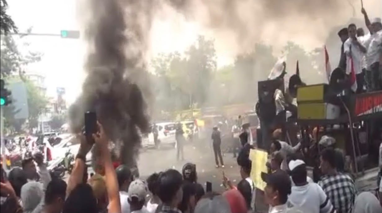 Tuding Jatim Provinsi Terkorup, Puluhan Pedagang Rokok Lokal Geruduk Kantor Gubernur