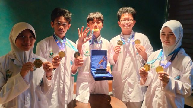 Ubah Biji Kelabet Jadi Venom Patch, Siswa SMP Al-Azhar 13 Surabaya Bikin Inovasi Penyembuh Luka