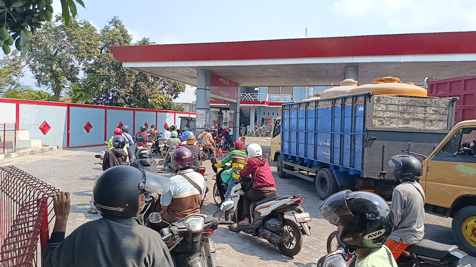 Antrean BBM Subsidi di Lumajang Mengular Ratusan Meter, Warga Menunggu Berjam-Jam