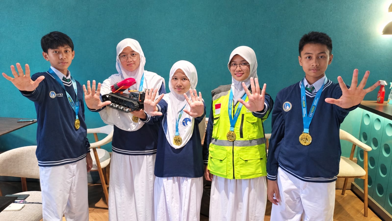 Siswa SMP Islam Al Azhar 13 Surabaya Raih Emas Internasional Berkat Robot Pendeteksi Korban Bencana