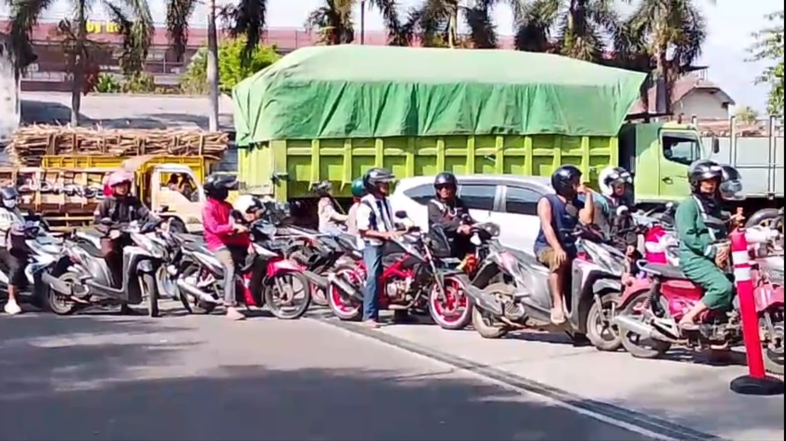 Solar Langka di Lumajang, Sopir Truk Tebu Rugi Rp 600 Ribu Dalam Dua Hari