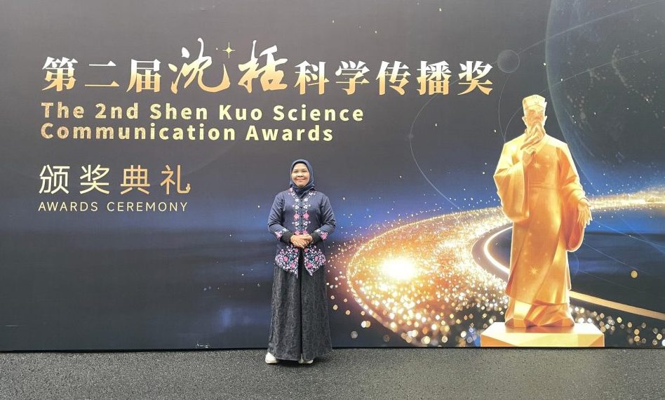 Daru Setyorini berdiri di depan latar The 2nd Shen Kuo Science Communication Awards di China.