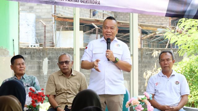 Yona Bagus Widyatmoko berbicara kepada warga saat reses DPRD Surabaya di Warugunung