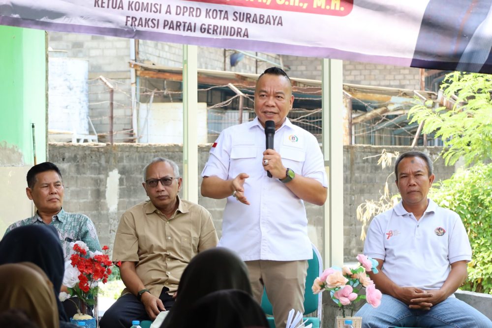 Yona Bagus Widyatmoko berbicara kepada warga saat reses DPRD Surabaya di Warugunung