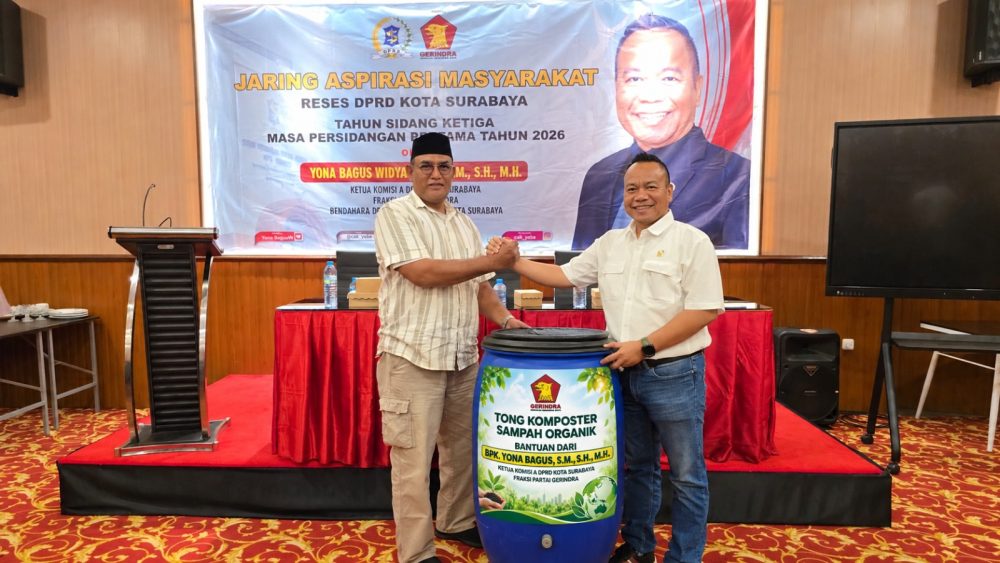 Yona Bagus Widyatmoko menyerahkan tong komposter sampah organik dalam kegiatan jaring aspirasi masyarakat DPRD Surabaya.
