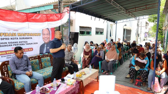 Cak Yebe menyampaikan aspirasi warga saat reses DPRD Surabaya di Lontar, Sambikerep.