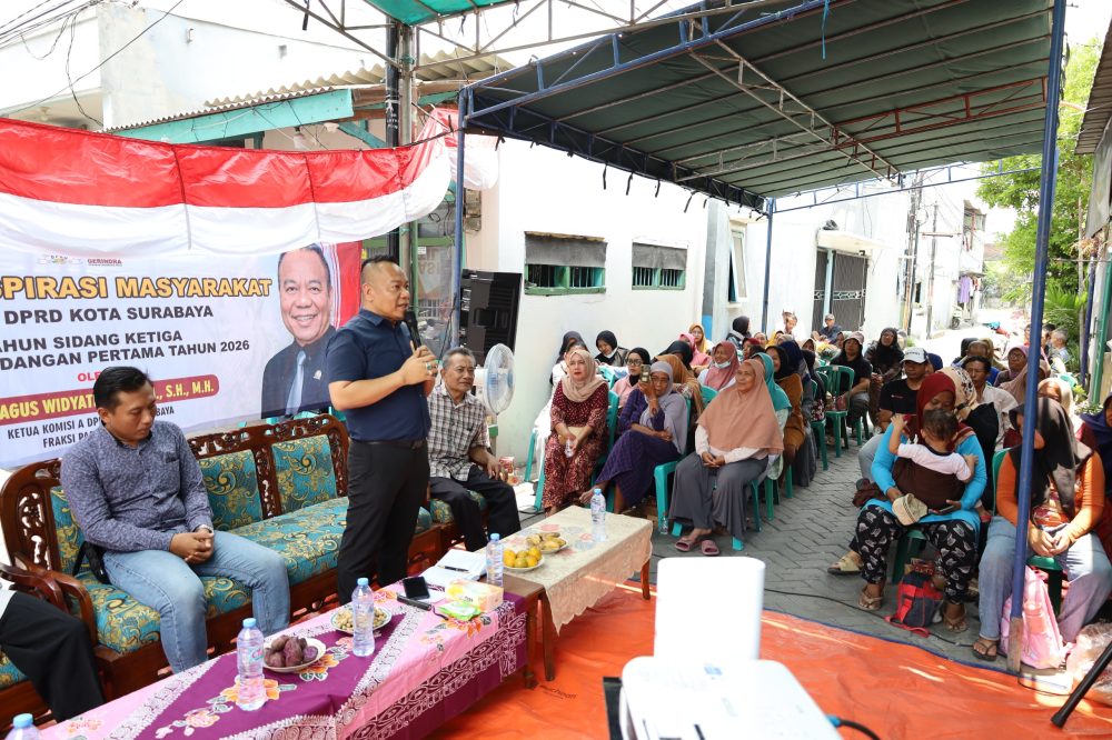 Cak Yebe menyampaikan aspirasi warga saat reses DPRD Surabaya di Lontar, Sambikerep.