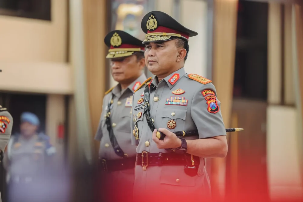 Irjen Pol Dekananto Eko Purnomo mengenakan seragam dinas saat mengikuti prosesi penyambutan sebagai Kapolda Jawa Timur