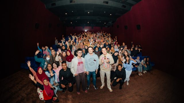 Sutradara dan pemeran film Beautiful Pain berfoto bersama penonton saat special screening di XXI Royal Plaza Surabaya, 10 Oktober 2026.