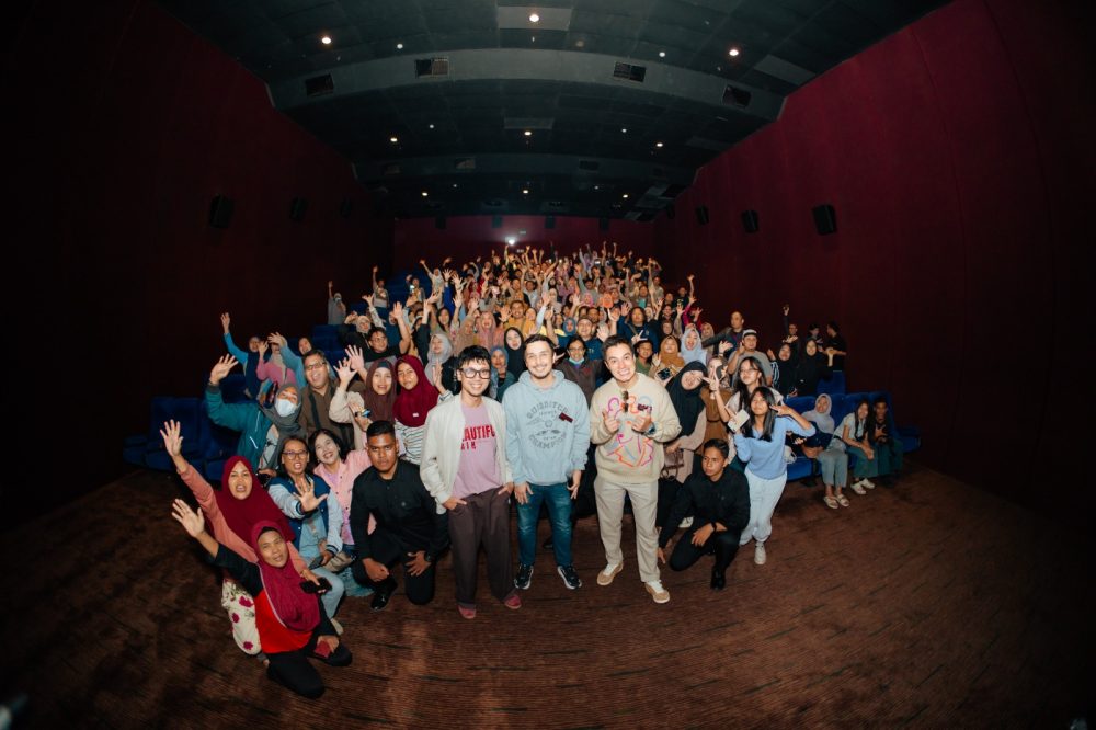 Sutradara dan pemeran film Beautiful Pain berfoto bersama penonton saat special screening di XXI Royal Plaza Surabaya, 10 Oktober 2026.