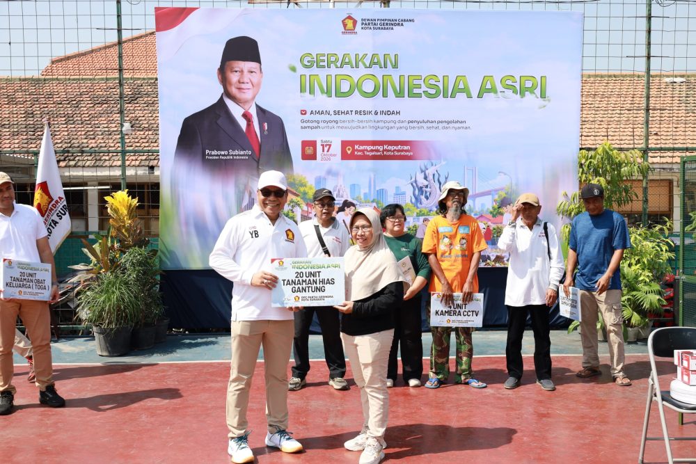 Cak Yebe bersama warga menunjukkan bantuan tanaman hias dalam kegiatan Gerakan Indonesia ASRI di Kampung Keputran, Surabaya.