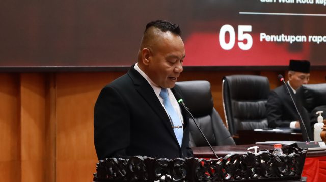 Yona Bagus Widyatmoko membacakan pendapat akhir Fraksi Gerindra dalam rapat paripurna DPRD Surabaya terkait Raperda Sistem Pengelolaan Air Limbah Domestik.
