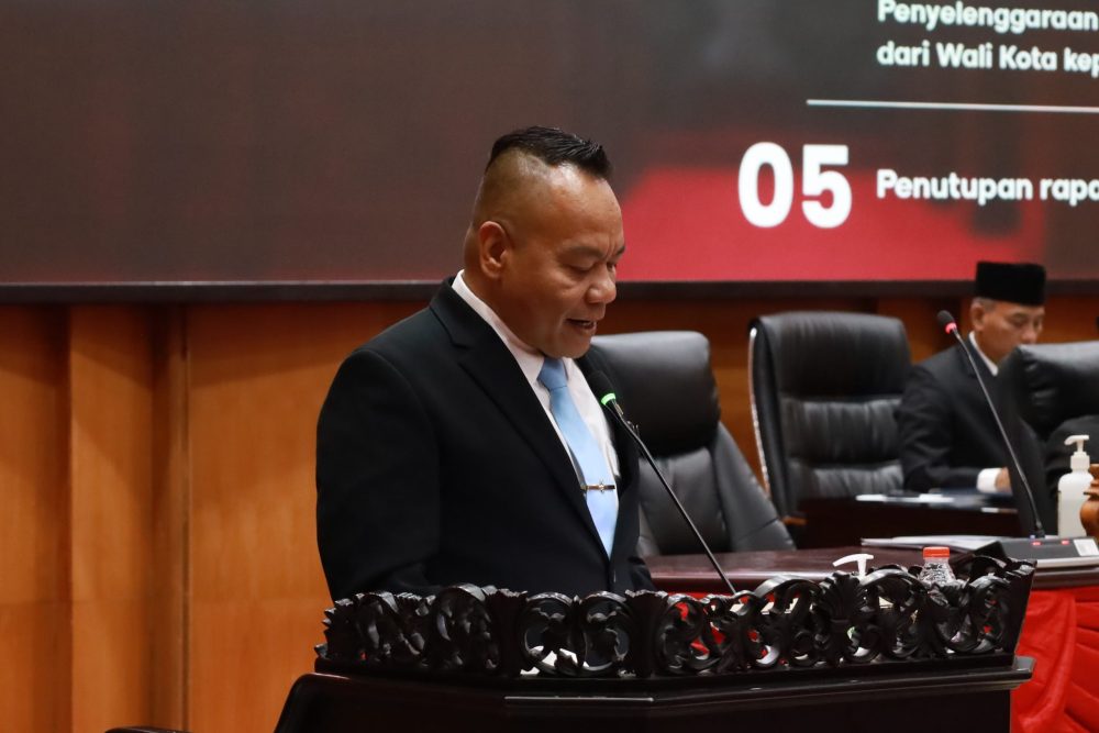 Yona Bagus Widyatmoko membacakan pendapat akhir Fraksi Gerindra dalam rapat paripurna DPRD Surabaya terkait Raperda Sistem Pengelolaan Air Limbah Domestik.