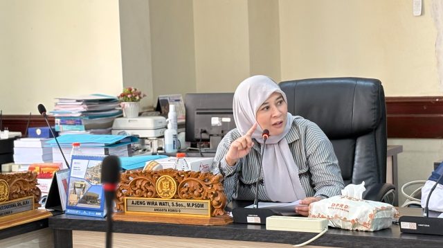 Anggota Komisi D DPRD Surabaya Ajeng Wira Wati menyampaikan pandangan tentang perlindungan pekerja dalam rapat di ruang kerja DPRD Surabaya.