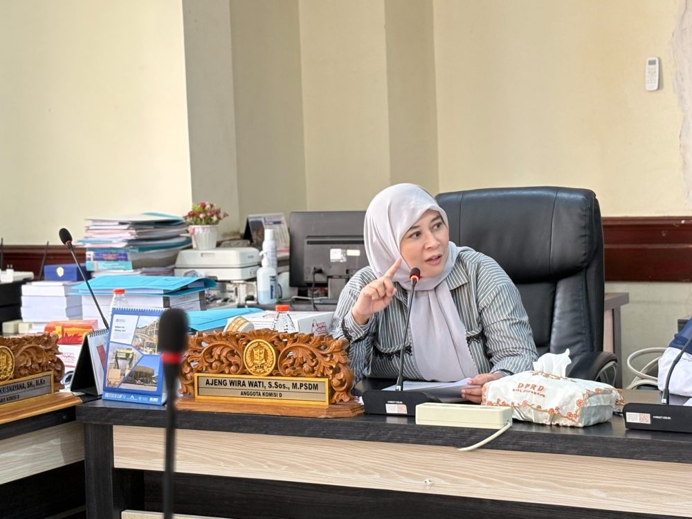 Anggota Komisi D DPRD Surabaya Ajeng Wira Wati menyampaikan pandangan tentang perlindungan pekerja dalam rapat di ruang kerja DPRD Surabaya.