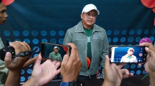 Rektor UMAHA dr. Hidayatullah, Sp.N., mengenakan topi putih dan jaket abu-abu saat memberikan keterangan kepada awak media dalam kegiatan LemburRUN Night Fun Run 5K di Sidoarjo.