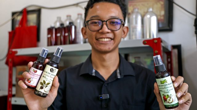 Berawal Modal Pemkot, Pemuda Kedungdoro Ubah Balai RT Jadi Pabrik Parfum dan Deodoran