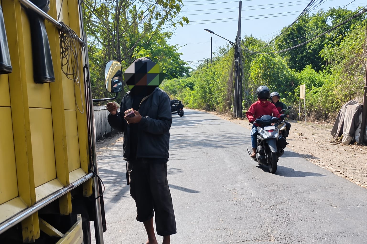 Pungli kendaraan di Romokalisari Jalan Menuju GBT Tertibkan Pungli Romokalisari, Pemkot Surabaya Bongkar Gardu Berisi Senjata Tajam
