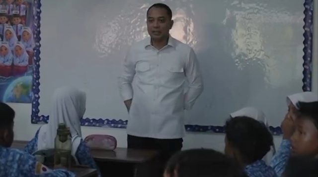 Siswa Belajar Lesehan, Wali Kota Surabaya Minta Maaf dan Janji Benahi Sekolah