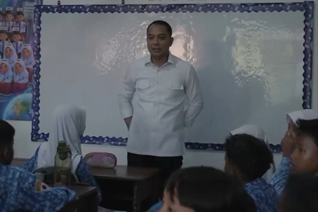 Siswa Belajar Lesehan, Wali Kota Surabaya Minta Maaf dan Janji Benahi Sekolah