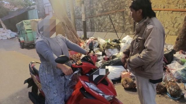 Ketangkap Buang Sampah Sembarangan, 4 Warga Surabaya Didenda