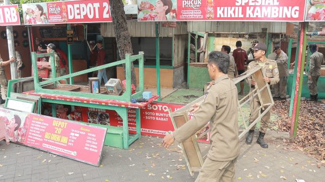 Normalisasi Saluran, 35 Bangunan PKL Legendaris Sejak 1967 di Embong Blimbing Ditertibkan