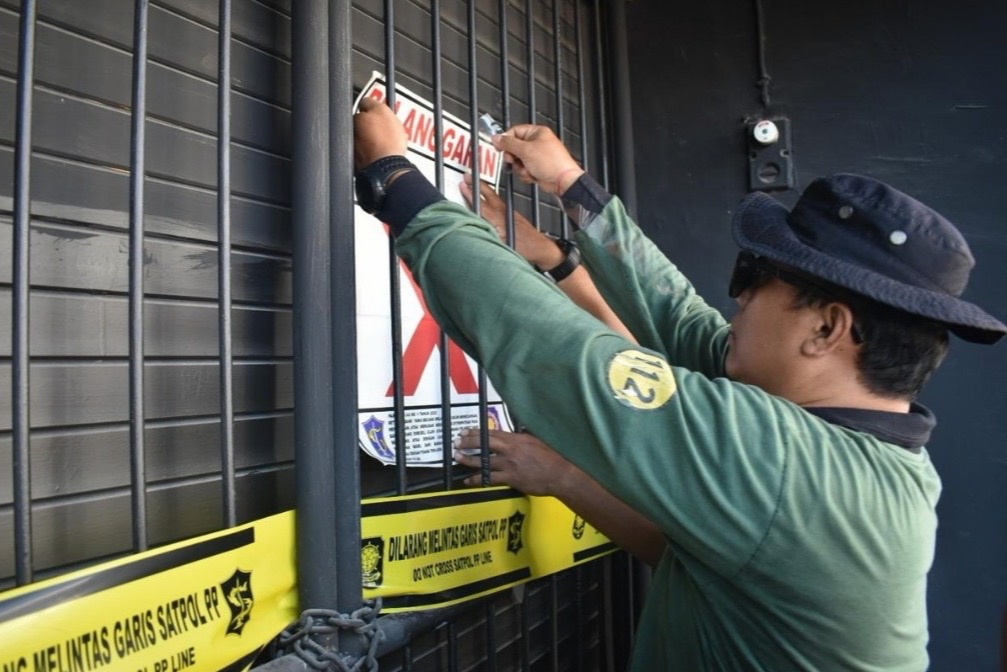 Nekat Ecerkan Miras hingga Masuk Perkampungan, 15 Toko di Surabaya Kena Segel Satpol PP