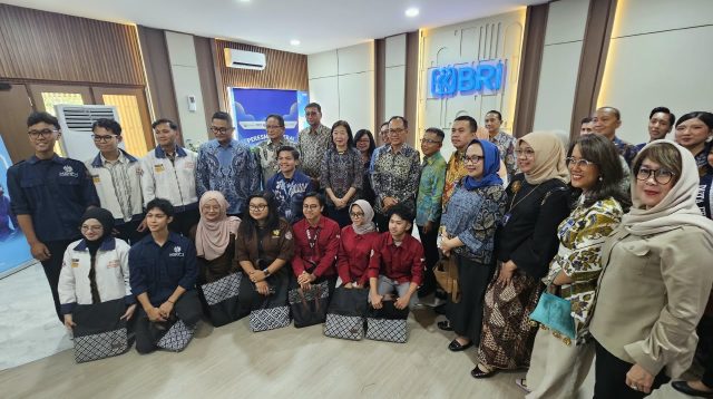 Perwakilan Bank Indonesia, BRI, UNAIR, dan mahasiswa berfoto bersama saat peresmian Gerai CERDAS PeKA di Fakultas Ekonomi dan Bisnis Universitas Airlangga, Surabaya.