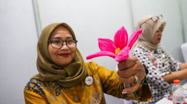 - Peserta GOW Surabaya mengikuti pelatihan membuat kerajinan bunga dalam Gebyar Wirausaha Perempuan 2026.