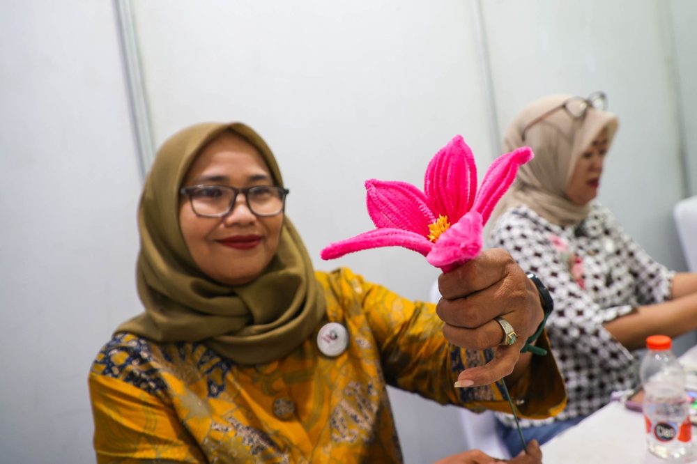 - Peserta GOW Surabaya mengikuti pelatihan membuat kerajinan bunga dalam Gebyar Wirausaha Perempuan 2026.