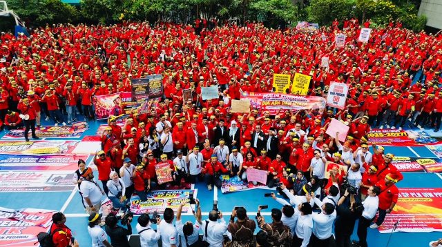 Ribuan pekerja PLN berbaju merah berkumpul dalam Rapat Akbar Serikat Pekerja PLN untuk menyuarakan aspirasi pada peringatan Hari Listrik Nasional ke-81 di Jakarta, Selasa (27/10/2026).