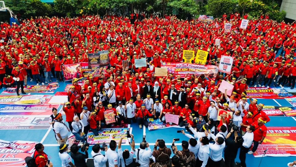 Ribuan pekerja PLN berbaju merah berkumpul dalam Rapat Akbar Serikat Pekerja PLN untuk menyuarakan aspirasi pada peringatan Hari Listrik Nasional ke-81 di Jakarta, Selasa (27/10/2026).
