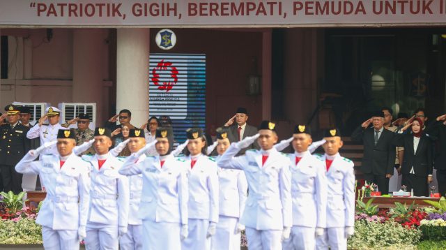 Upacara Hari Sumpah Pemuda (4) Pasukan pengibar bendera memberi hormat saat upacara Hari Sumpah Pemuda ke-98 di Balai Kota Surabaya, Rabu (28/10/2026).