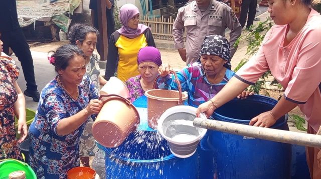 Krisis Air Bersih 3 Bulan, Warga Gucialit Lumajang Dapat Bantuan Sepekan Sekali