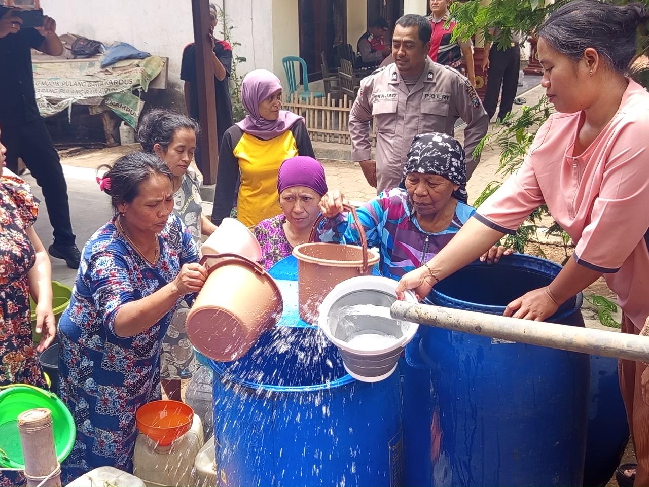 Krisis Air Bersih 3 Bulan, Warga Gucialit Lumajang Dapat Bantuan Sepekan Sekali