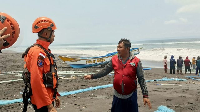 Perahu Nelayan Terbalik Dihantam Ombak di Lumajang, 1 Orang Hilang