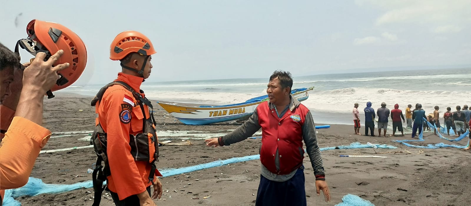 Perahu Nelayan Terbalik Dihantam Ombak di Lumajang, 1 Orang Hilang