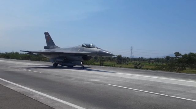 Uji Coba, Pesawat Tempur F-16 dan Super Tucano Mendarat Mulus di Jalan Tol Paspro