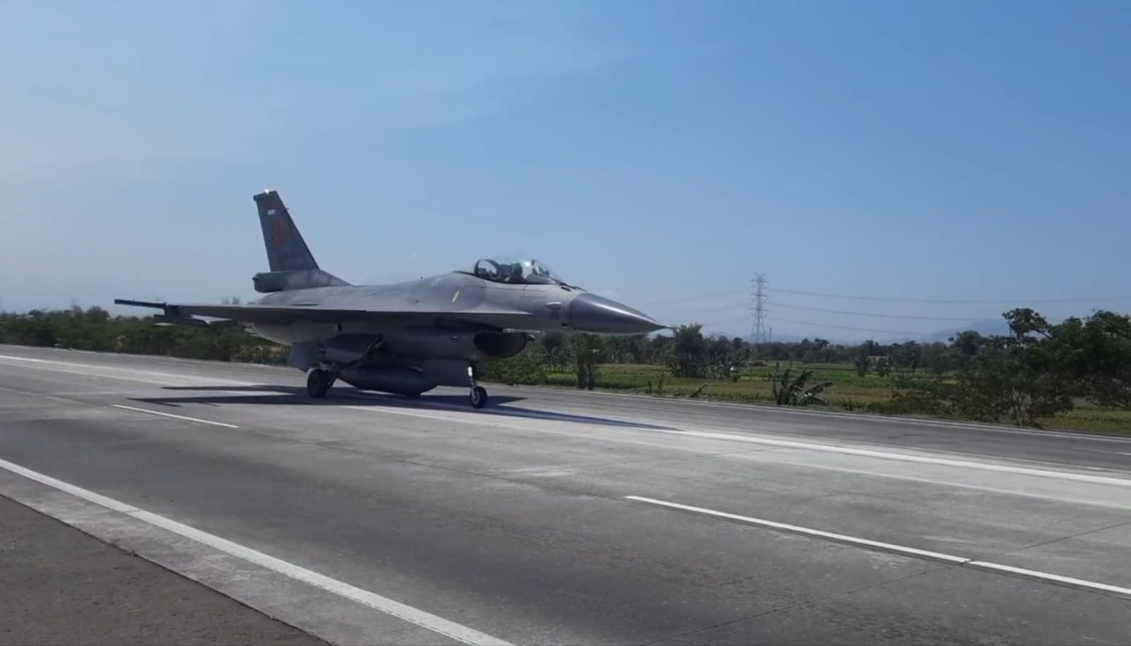 Uji Coba, Pesawat Tempur F-16 dan Super Tucano Mendarat Mulus di Jalan Tol Paspro