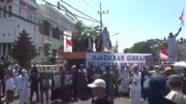Massa Ulama dan Aktivis Jatim Berdemo di DPRD, Desak Pemakzulan Wapres Gibran