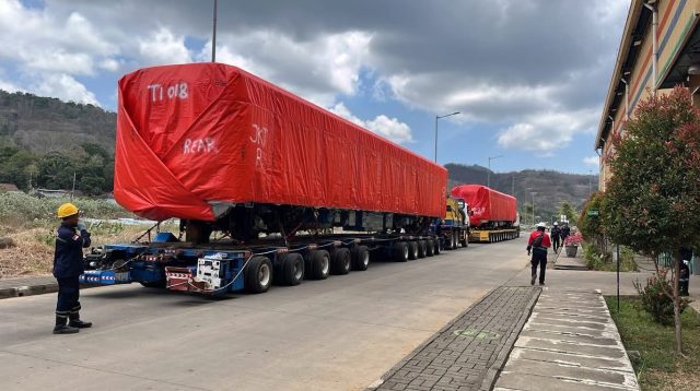 Diangkut Lewat Laut dan Darat, 8 Unit KRL Garapan INKA Seberat 296 Ton Tiba di Surabaya