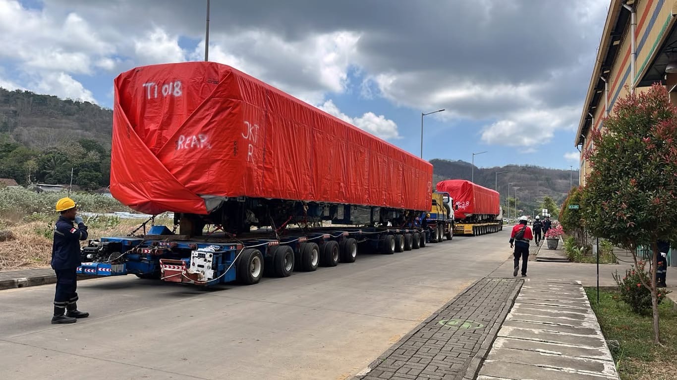 Diangkut Lewat Laut dan Darat, 8 Unit KRL Garapan INKA Seberat 296 Ton Tiba di Surabaya