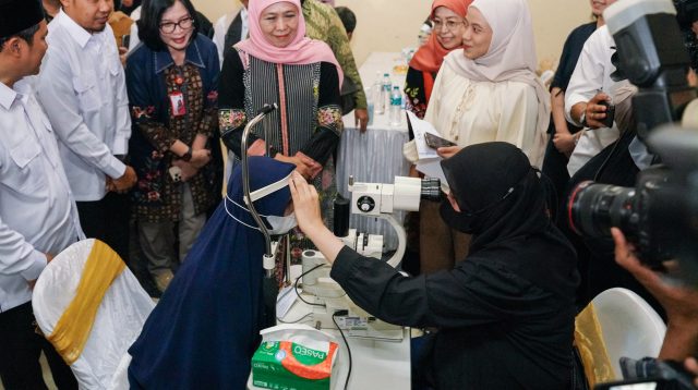 Pemprov Jatim Bagikan 1.000 Kacamata Gratis untuk Guru PAUD hingga TPQ