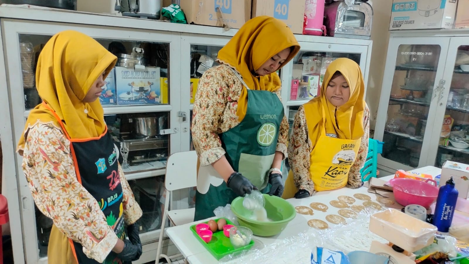 Lewat Olahan Bolu hingga Gorengan, SMPN 5 Surabaya Latih Life Skill Siswa Inklusi