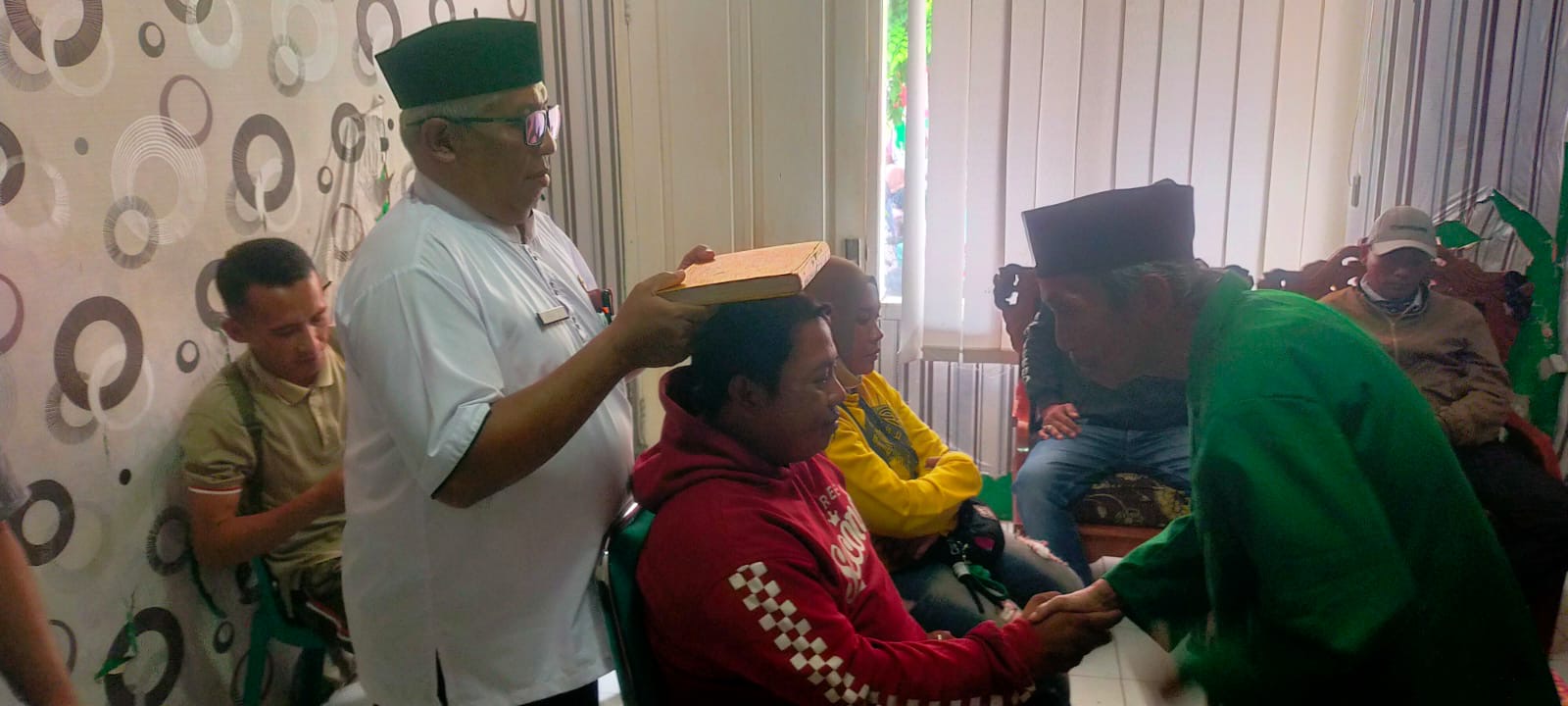 Batal Sumpah Pocong, Konflik Tuduhan Santet di Lumajang Berakhir Damai di Bawah Al-Qur'an