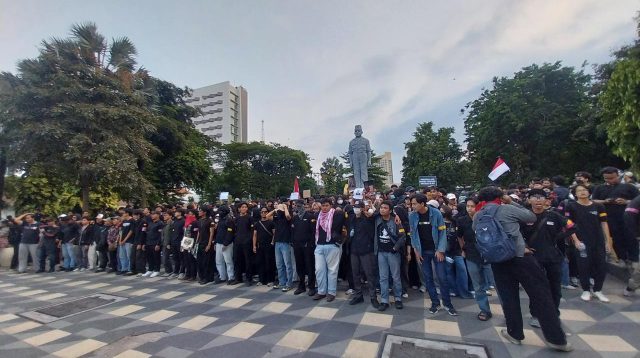 Aksi di Grahadi, Gerakan 'Surabaya Sadar' Desak Penanganan Karhutla Hingga Evaluasi MBG