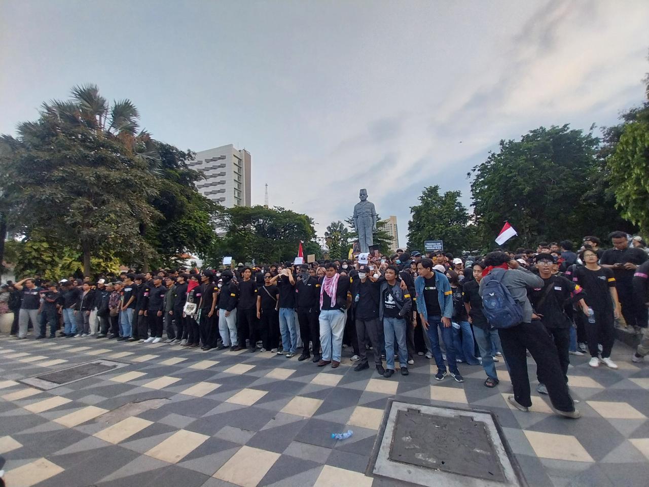 Aksi di Grahadi, Gerakan 'Surabaya Sadar' Desak Penanganan Karhutla Hingga Evaluasi MBG