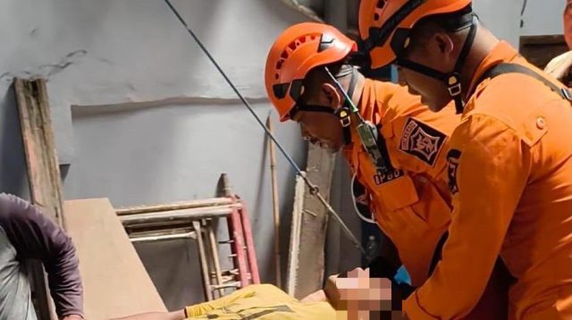 Dua Pekerja Tertimpa Tumpukan Besi di Ngagel, Petugas Evakuasi Korban Gunakan Hoist Crane
