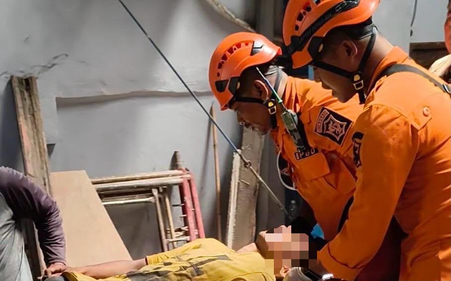 Dua Pekerja Tertimpa Tumpukan Besi di Ngagel, Petugas Evakuasi Korban Gunakan Hoist Crane